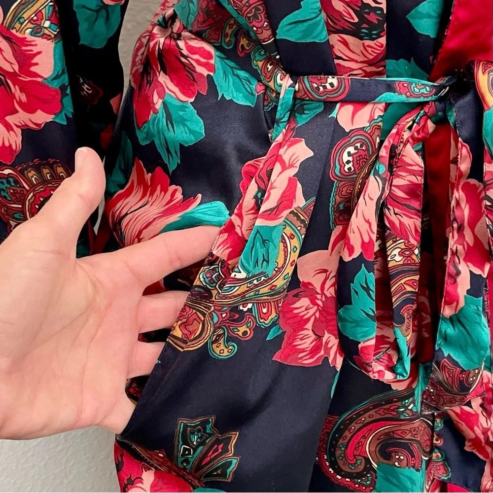 Vintage Gold Label Victoria's Secret Navy Blue & Red Floral Paisley Satin Robe - Picture 3 of 9